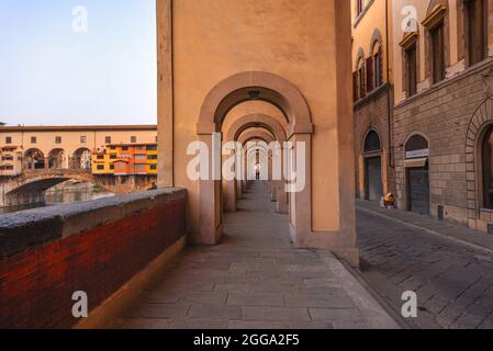 Vasari-Korridor und Ponte Vecchio in Florenz, Italien Stockfoto