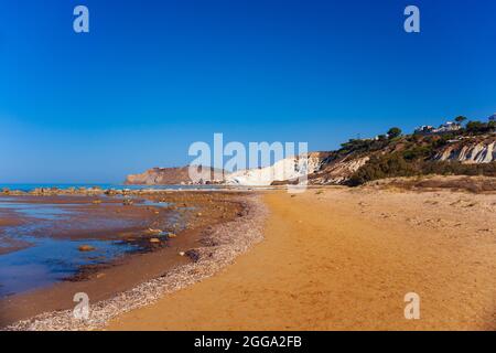 Blick auf die weißen Kalksteinfelsen mit Strand an der Scala dei Turchi in englischer Sprache Türkenstair in der Nähe von Realmonte in der Provinz Agrigento. Sizilien, Ital Stockfoto