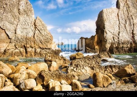 Blick auf den Strand von Arnia an der Broken Coast, die Klippen von Liencres, Kantabrien, Spanien Stockfoto