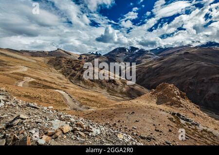 Himalaya-Landschaft in der Nähe von Tanglang-La pass. Ladakh, Indien Stockfoto