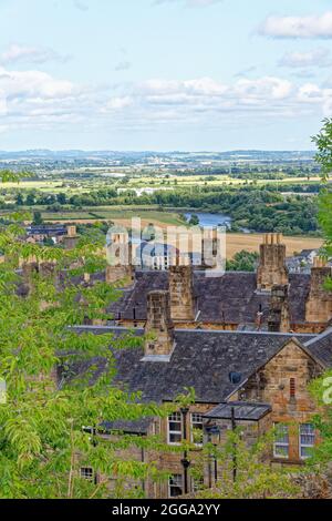 Blick über Stirling und das Hochland vom Burghügel - Stirling, Schottland, Vereinigtes Königreich - 16. Juli 2021 Stockfoto