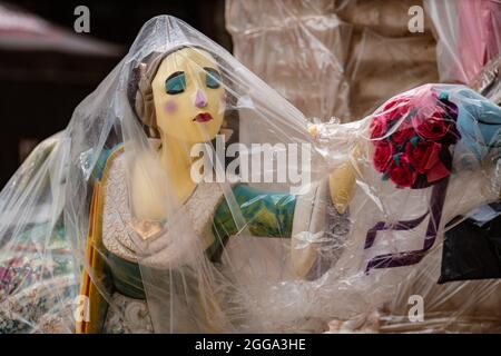 Valencia, Spanien. 30. August 2021. Figur, die als „Ninot“ bekannt ist und eine Frau darstellt, die in traditioneller Kleidung für die Fallas gekleidet ist. Falla NaJordana Stockfoto