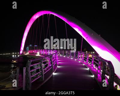 Gangneung, Südkorea - 18. Februar 2018: Rosa beleuchtete Gangmun Sotdae-Brücke bei Nacht Stockfoto