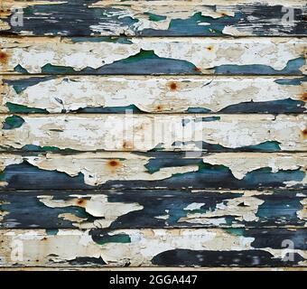 Horizontale Lamellen aus stark verwittertem Holz Stockfoto