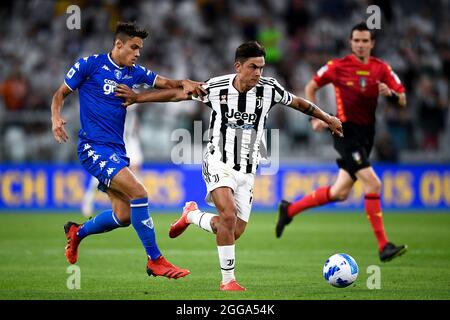 Turin, Italien. 28. August 2021. Paulo Dybala (R) von Juventus FC wird während des Fußballspiels der Serie A zwischen Juventus FC und Empoli FC von Samuele Ricci und Paulo Dybala vom FC Empoli herausgefordert. Kredit: Nicolò Campo/Alamy Live Nachrichten Stockfoto