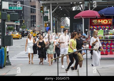 Trotz der anhaltenden Covid-19-Pandemie im August 2021 sind Touristen in der 42nd Street und 6th Avenue im Bryant Park in New York City unterwegs. Stockfoto