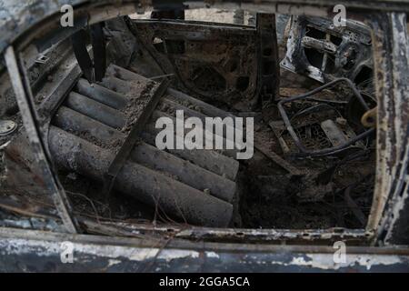 Kabul, Afghanistan. August 2021. Das am 30. August 2021 aufgenommene Foto zeigt ein beschädigtes Fahrzeug, nachdem Raketen in Kabul, der Hauptstadt Afghanistans, abgefeuert wurden. Am frühen Montag wurden fünf Raketen auf den Flughafen Kabul in der afghanischen Hauptstadt abgefeuert, wo die Evakuierung von US-geführten Truppen im Gange ist, sagten Zeugen. „die Raketen, die an einer Limousine befestigt waren, wurden vom Ort Khair Khana Minia auf den Flughafen abgefeuert. Es sah so aus, als hätte das US-Raketensystem die Raketen abgefangen“, sagte der Zeuge Sayyad Mohammad gegenüber Xinhua. Quelle: Kabir/Xinhua/Alamy Live News Stockfoto