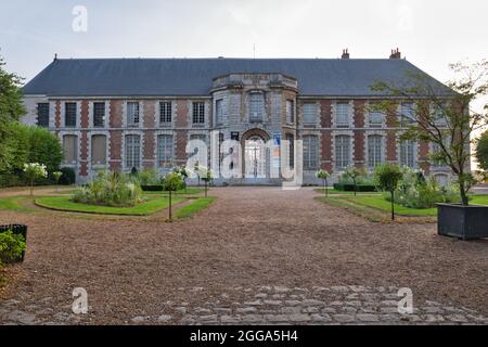 Chartres Eure-et-Loi Frankreich 08.25.21 Museum der schönen Künste. Großes rotes Backstein- und Steingebäude. Schiefer gefliestes Dach. Schotterantrieb. Rasen- und Blumenbeete. Stockfoto