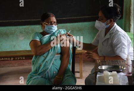 Guwahati, Guwahati, Indien. August 2021. Eine Frau reagierte nach einer COVID-19-Injektion in einem Impfzentrum in Guwahati Assam India am Sonntag, dem 29. August 2021. (Bild: © Dasarath Deka/ZUMA Press Wire) Stockfoto