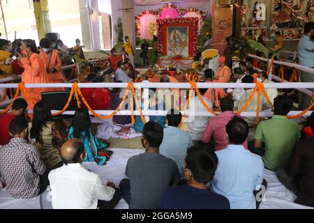 Dhaka, Bangladesch. August 2021. Eifrige Anhänger beten im ISKCON-Tempel Sektor 33, am Vorabend des Hindu-Festivals von Janmashtami, markiert die Geburt des Hindu-gottes Lord Krishna am 30. August 2021 in Dhaka, Bangladesch. (Foto von Habibur Rahman / Eyepix Group) Quelle: Eyepix Group/Alamy Live News Stockfoto