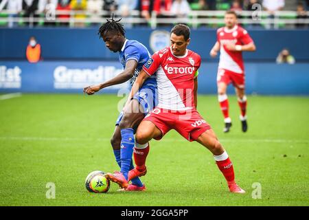 Nantes, Frankreich, Frankreich. August 2021. Issa KABORE von Troyes und Wissam BEN YEDDER von Monaco während des Ligue-1-Spiels zwischen ESTAC Troyes und AS Monaco am 29. August 2021 im Stade de l'Aube in Troyes, Frankreich. (Bild: © Matthieu Mirville/ZUMA Press Wire) Stockfoto