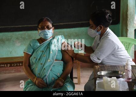 Guwahati, Guwahati, Indien. August 2021. Eine Krankenschwester, die am Sonntag, dem 29. August 2021, einer Frau in einem Impfzentrum in Guwahati Assam Indien eine COVID-19-Injektion verabreicht. (Bild: © Dasarath DekaZUMA Press Wire) Stockfoto