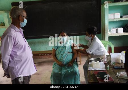 Guwahati, Guwahati, Indien. August 2021. Eine Krankenschwester, die am Sonntag, dem 29. August 2021, einer Frau in einem Impfzentrum in Guwahati Assam Indien eine COVID-19-Injektion verabreicht. (Bild: © Dasarath Deka/ZUMA Press Wire) Stockfoto