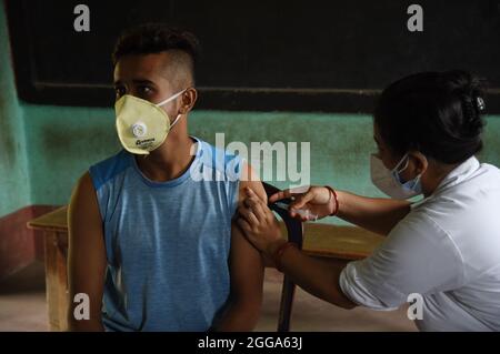 Guwahati, Guwahati, Indien. August 2021. Eine Krankenschwester, die einem Jugendlichen in einem Impfzentrum in Guwahati Assam Indien am Sonntag, dem 29. August 2021, eine COVID-19-Injektion verabreicht. (Bild: © Dasarath Deka/ZUMA Press Wire) Stockfoto