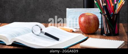 Zurück zur Schule Student Design-Konzept, Nahaufnahme von Papeterie über Holztisch Hintergrund mit Kopieplatz. Stockfoto
