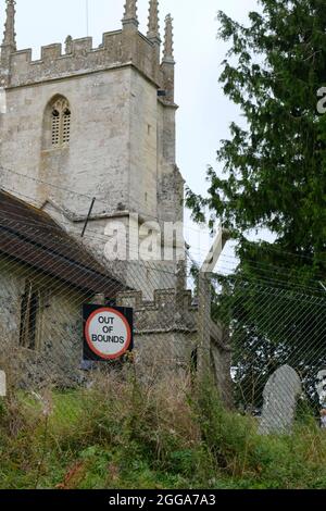 Imber, Wiltshire, Großbritannien. August 2021. Imber ist ein verlassenes Dorf in der Salisbury Plain, das seit 1943 für die Ausbildung der Armee genutzt wird. Das Dorf wurde im Weltkrieg 2 mit dem Versprechen, dass die Dorfbewohner später zurückkehren könnten, beschlagnahmt; ein Versprechen, das nicht eingehalten wurde. Einige der Gebäude befinden sich in einem grundlegenden Reparaturzustand durch die Armee. Ausnahme ist die St. Giles Church, die abgezäunt ist und unter dem Schutz des Churches Preservation Trust steht. Es ist das einzige Gebäude mit Glas in den Fenstern. Kredit: JMF Nachrichten/Alamy Live Nachrichten Stockfoto