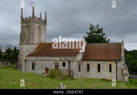 Imber, Wiltshire, Großbritannien. August 2021. Imber ist ein verlassenes Dorf in der Salisbury Plain, das seit 1943 für die Ausbildung der Armee genutzt wird. Das Dorf wurde im Weltkrieg 2 mit dem Versprechen, dass die Dorfbewohner später zurückkehren könnten, beschlagnahmt; ein Versprechen, das nicht eingehalten wurde. Einige der Gebäude befinden sich in einem grundlegenden Reparaturzustand durch die Armee. Ausnahme ist die St. Giles Church, die abgezäunt ist und unter dem Schutz des Churches Preservation Trust steht. Es ist das einzige Gebäude mit Glas in den Fenstern. Kredit: JMF Nachrichten/Alamy Live Nachrichten Stockfoto