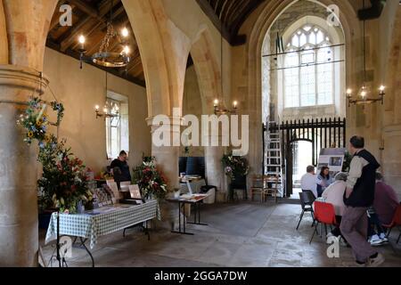 Imber, Wiltshire, Großbritannien. August 2021. Imber ist ein verlassenes Dorf in der Salisbury Plain, das seit 1943 für die Ausbildung der Armee genutzt wird. Das Dorf wurde im Weltkrieg 2 mit dem Versprechen, dass die Dorfbewohner später zurückkehren könnten, beschlagnahmt; ein Versprechen, das nicht eingehalten wurde. Einige der Gebäude befinden sich in einem grundlegenden Reparaturzustand durch die Armee. Ausnahme ist die St. Giles Church, die abgezäunt ist und unter dem Schutz des Churches Preservation Trust steht. Es ist das einzige Gebäude mit Glas in den Fenstern. Kredit: JMF Nachrichten/Alamy Live Nachrichten Stockfoto