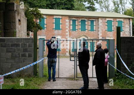 Imber, Wiltshire, Großbritannien. August 2021. Imber ist ein verlassenes Dorf in der Salisbury Plain, das seit 1943 für die Ausbildung der Armee genutzt wird. Das Dorf wurde im Weltkrieg 2 mit dem Versprechen, dass die Dorfbewohner später zurückkehren könnten, beschlagnahmt; ein Versprechen, das nicht eingehalten wurde. Einige der Gebäude befinden sich in einem grundlegenden Reparaturzustand durch die Armee. Ausnahme ist die St. Giles Church, die abgezäunt ist und unter dem Schutz des Churches Preservation Trust steht. Es ist das einzige Gebäude mit Glas in den Fenstern. Kredit: JMF Nachrichten/Alamy Live Nachrichten Stockfoto