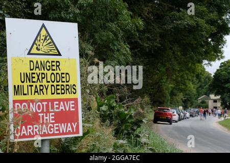 Imber, Wiltshire, Großbritannien. August 2021. Imber ist ein verlassenes Dorf in der Salisbury Plain, das seit 1943 für die Ausbildung der Armee genutzt wird. Das Dorf wurde im Weltkrieg 2 mit dem Versprechen, dass die Dorfbewohner später zurückkehren könnten, beschlagnahmt; ein Versprechen, das nicht eingehalten wurde. Einige der Gebäude befinden sich in einem grundlegenden Reparaturzustand durch die Armee. Ausnahme ist die St. Giles Church, die abgezäunt ist und unter dem Schutz des Churches Preservation Trust steht. Es ist das einzige Gebäude mit Glas in den Fenstern. Kredit: JMF Nachrichten/Alamy Live Nachrichten Stockfoto