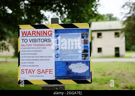 Imber, Wiltshire, Großbritannien. August 2021. Imber ist ein verlassenes Dorf in der Salisbury Plain, das seit 1943 für die Ausbildung der Armee genutzt wird. Das Dorf wurde im Weltkrieg 2 mit dem Versprechen, dass die Dorfbewohner später zurückkehren könnten, beschlagnahmt; ein Versprechen, das nicht eingehalten wurde. Einige der Gebäude befinden sich in einem grundlegenden Reparaturzustand durch die Armee. Ausnahme ist die St. Giles Church, die abgezäunt ist und unter dem Schutz des Churches Preservation Trust steht. Es ist das einzige Gebäude mit Glas in den Fenstern. Kredit: JMF Nachrichten/Alamy Live Nachrichten Stockfoto