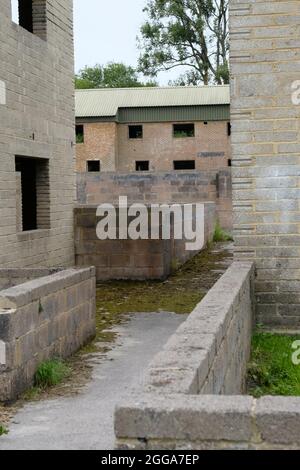 Imber, Wiltshire, Großbritannien. August 2021. Imber ist ein verlassenes Dorf in der Salisbury Plain, das seit 1943 für die Ausbildung der Armee genutzt wird. Das Dorf wurde im Weltkrieg 2 mit dem Versprechen, dass die Dorfbewohner später zurückkehren könnten, beschlagnahmt; ein Versprechen, das nicht eingehalten wurde. Einige der Gebäude befinden sich in einem grundlegenden Reparaturzustand durch die Armee. Ausnahme ist die St. Giles Church, die abgezäunt ist und unter dem Schutz des Churches Preservation Trust steht. Es ist das einzige Gebäude mit Glas in den Fenstern. Kredit: JMF Nachrichten/Alamy Live Nachrichten Stockfoto