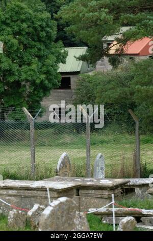Imber, Wiltshire, Großbritannien. August 2021. Imber ist ein verlassenes Dorf in der Salisbury Plain, das seit 1943 für die Ausbildung der Armee genutzt wird. Das Dorf wurde im Weltkrieg 2 mit dem Versprechen, dass die Dorfbewohner später zurückkehren könnten, beschlagnahmt; ein Versprechen, das nicht eingehalten wurde. Einige der Gebäude befinden sich in einem grundlegenden Reparaturzustand durch die Armee. Ausnahme ist die St. Giles Church, die abgezäunt ist und unter dem Schutz des Churches Preservation Trust steht. Es ist das einzige Gebäude mit Glas in den Fenstern. Kredit: JMF Nachrichten/Alamy Live Nachrichten Stockfoto