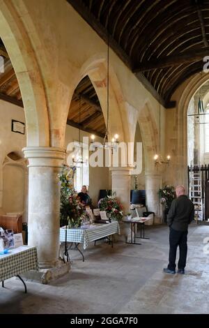 Imber, Wiltshire, Großbritannien. August 2021. Imber ist ein verlassenes Dorf in der Salisbury Plain, das seit 1943 für die Ausbildung der Armee genutzt wird. Das Dorf wurde im Weltkrieg 2 mit dem Versprechen, dass die Dorfbewohner später zurückkehren könnten, beschlagnahmt; ein Versprechen, das nicht eingehalten wurde. Einige der Gebäude befinden sich in einem grundlegenden Reparaturzustand durch die Armee. Ausnahme ist die St. Giles Church, die abgezäunt ist und unter dem Schutz des Churches Preservation Trust steht. Es ist das einzige Gebäude mit Glas in den Fenstern. Kredit: JMF Nachrichten/Alamy Live Nachrichten Stockfoto