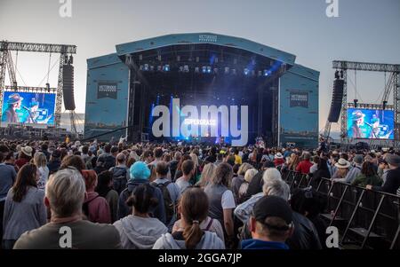 Supergrass beim Victorious Festival 2021, Portsmouth, Hampshire, Großbritannien. 29 August 2021. Kredit: Charlie Raven/Alamy Live Nachrichten Stockfoto