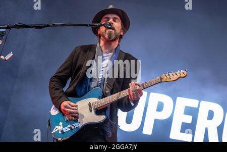 Supergrass beim Victorious Festival 2021, Portsmouth, Hampshire, Großbritannien. 29 August 2021. Kredit: Charlie Raven/Alamy Live Nachrichten Stockfoto