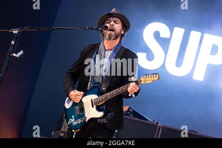 Supergrass beim Victorious Festival 2021, Portsmouth, Hampshire, Großbritannien. 29 August 2021. Kredit: Charlie Raven/Alamy Live Nachrichten Stockfoto