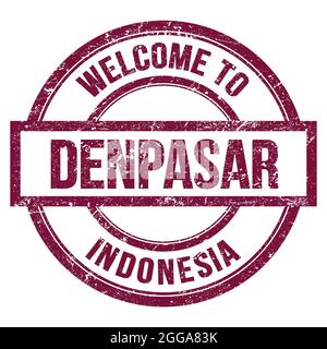 WILLKOMMEN IN DENPASAR - INDONESIEN, Worte auf violett rund einfachen Stempel geschrieben Stockfoto