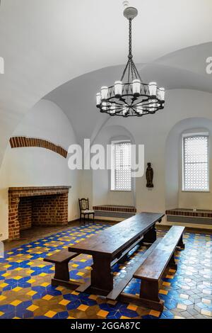 Bytow, Polen - 5. August 2021: Klosterinterieur des Zachodniokaszubskie-Museums im mittelalterlichen Schloss Bytow des Deutschen Ordens und der pommerschen Herzöge Stockfoto