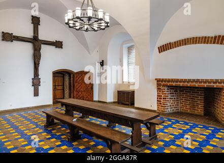 Bytow, Polen - 5. August 2021: Klosterinterieur des Zachodniokaszubskie-Museums im mittelalterlichen Schloss Bytow des Deutschen Ordens und der pommerschen Herzöge Stockfoto