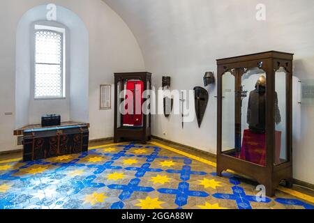 Bytow, Polen - 5. August 2021: Klosterinterieur des Zachodniokaszubskie-Museums im mittelalterlichen Schloss Bytow des Deutschen Ordens und der pommerschen Herzöge Stockfoto