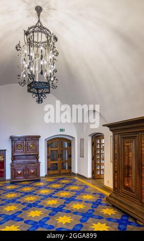 Bytow, Polen - 5. August 2021: Klosterinterieur des Zachodniokaszubskie-Museums im mittelalterlichen Schloss Bytow des Deutschen Ordens und der pommerschen Herzöge Stockfoto