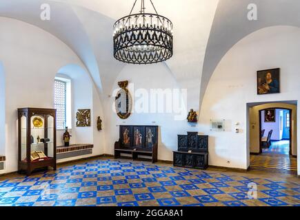 Bytow, Polen - 5. August 2021: Klosterinterieur des Zachodniokaszubskie-Museums im mittelalterlichen Schloss Bytow des Deutschen Ordens und der pommerschen Herzöge Stockfoto