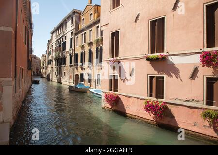 Venezia - Vista sul canale d'acqua e architettura tipica delle case Stockfoto