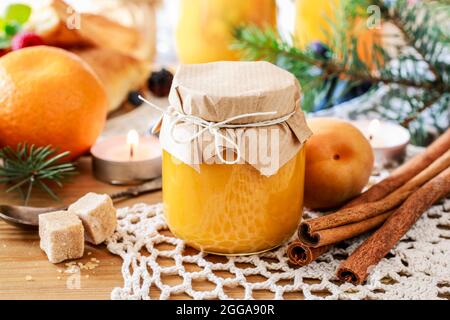 Krug mit eingelegten Pfirsichen. Gesunde Ernährung Stockfoto