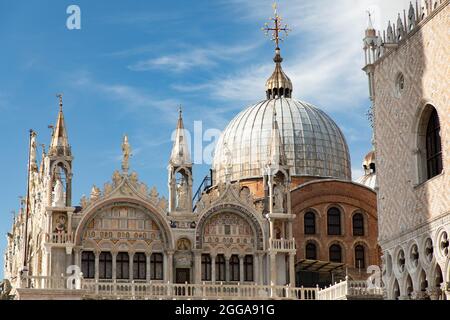 Particolare artistico delle torri e cupole della Basilica di San Marco a Venezia- Città italiane e da visitare e punti di interesse turistico-cultural Stockfoto