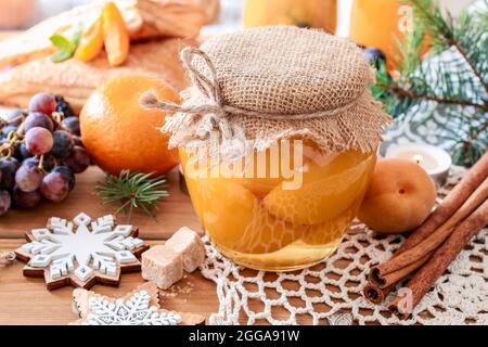 Krug mit eingelegten Pfirsichen. Gesunde Ernährung Stockfoto