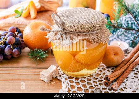 Krug mit eingelegten Pfirsichen. Gesunde Ernährung Stockfoto