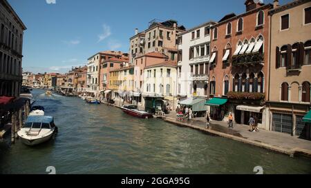 Venezia - Vista sul canale d'acqua e architettura tipica delle case Stockfoto