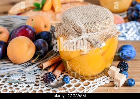 Krug mit eingelegten Pfirsichen. Gesunde Ernährung Stockfoto