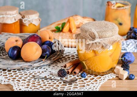 Krug mit eingelegten Pfirsichen. Gesunde Ernährung Stockfoto