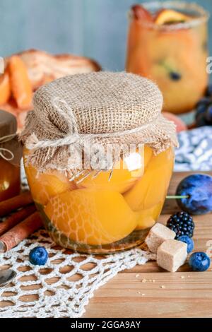 Krug mit eingelegten Pfirsichen. Gesunde Ernährung Stockfoto