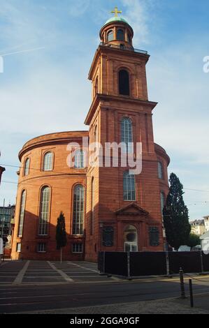 FRANKFURT, DEUTSCHLAND - 13. Aug 2021: Die Paulskirche in Frankfurt, Sitz des ersten parlaments in Deutschland im Jahr 1848. Ein Denkmal der Demokratie. Weitwinkel. Stockfoto