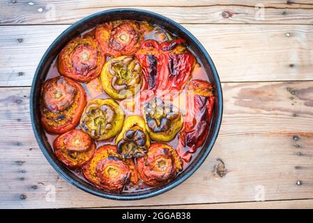 Gemista, traditionelle griechische Küche, gefüllte Tomaten und Paprika mit Reis Stockfoto