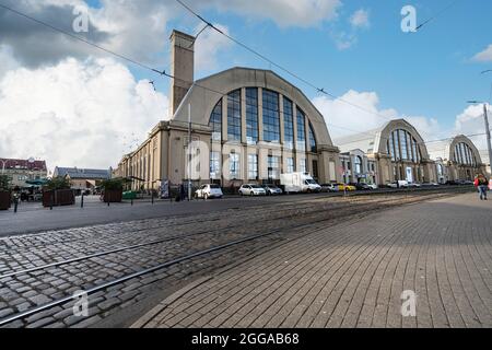 Riga, Lettland. August 2021. Außenansicht des zentralen Marktes im Stadtzentrum Stockfoto