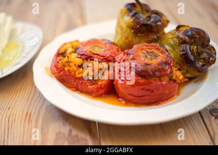 Gemista, traditionelle griechische Küche, gefüllte Tomaten und Paprika mit Reis Stockfoto